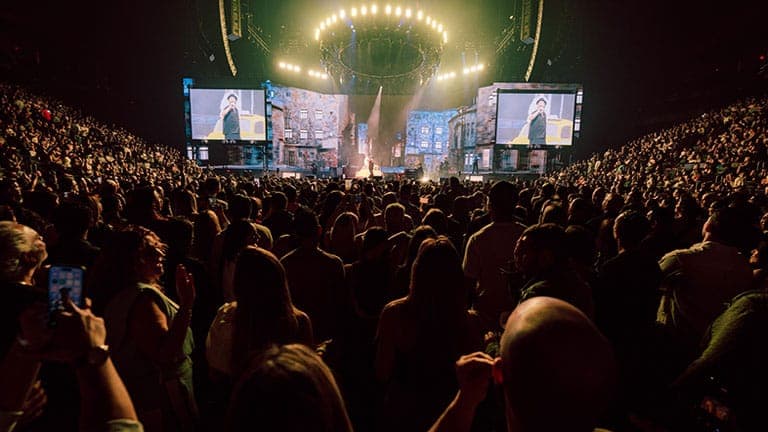 A full arena watches Ricardo Arjona perform on the Lo Que el Seco No Dijo Tour